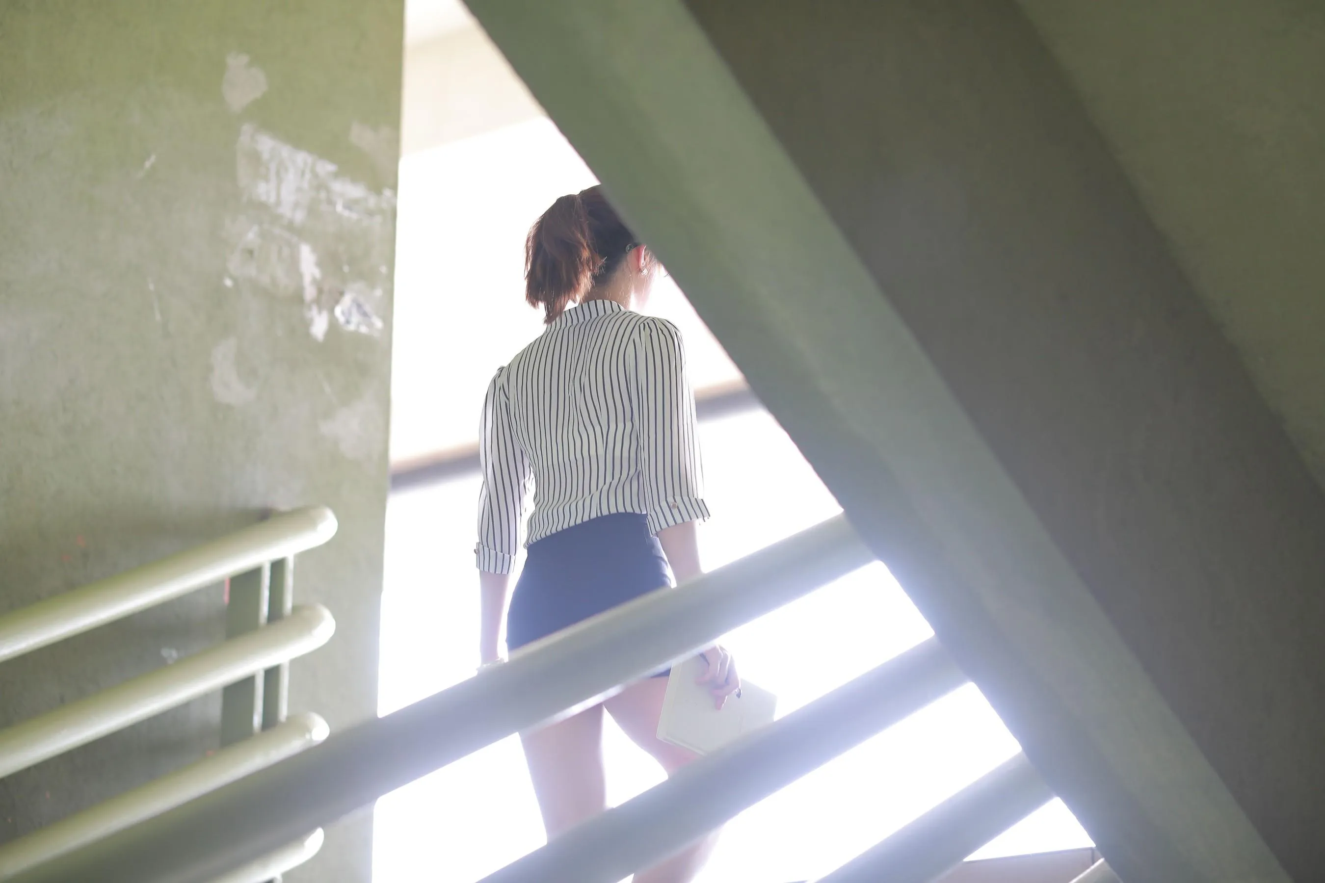 [魔镜街拍] NO.022 制服包臀裙小姐姐3 走廊 [174P]插图1